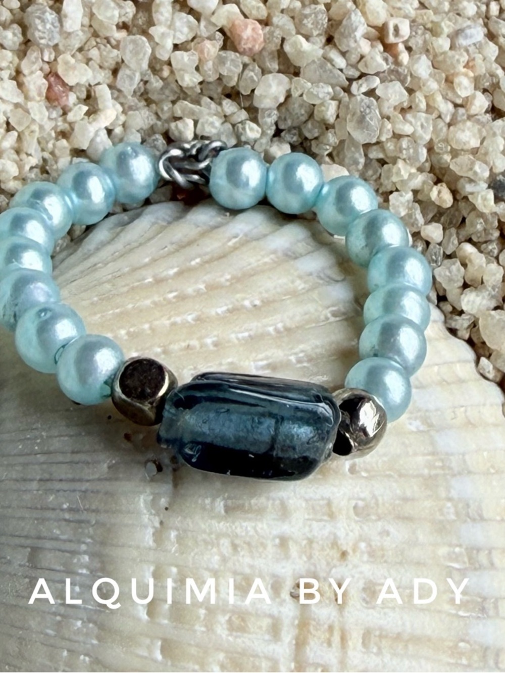 Alquimia Light Aqua Pearl ring with Dark Blue Focal Bead